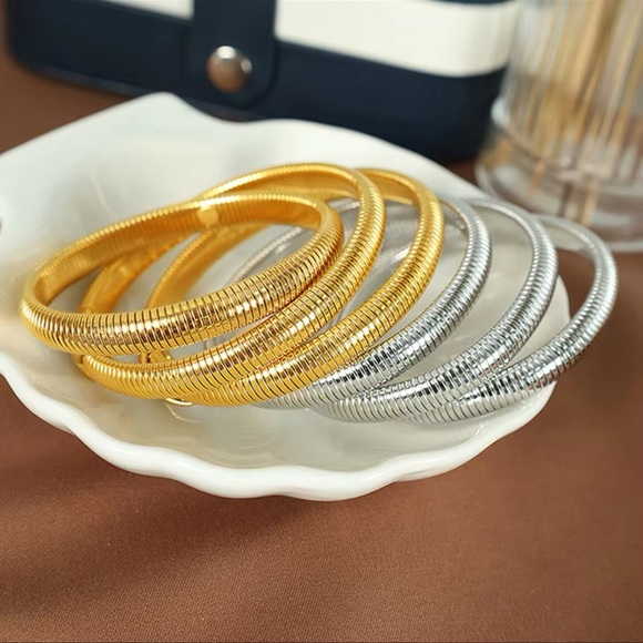 ◾️18K Gold Plated Flexible Ribbed Designed Bracelet - Picture 12 of 16
